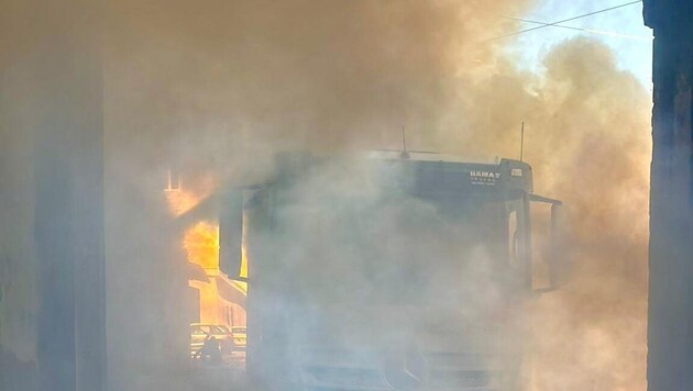 Der Lkw blieb im Klausentor in Salzburg-Mülln hängen.