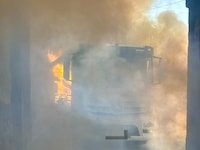 Der Lkw blieb im Klausentor in Salzburg-Mülln hängen.