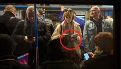 Während sich der Mann links noch mit seinem Handy herumärgert, macht die Frau rechts von ihm in ...