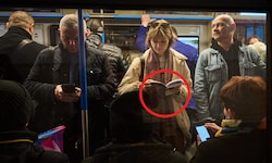 Während sich der Mann links noch mit seinem Handy herumärgert, macht die Frau rechts von ihm in ...