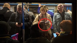 Während sich der Mann links noch mit seinem Handy herumärgert, macht die Frau rechts von ihm in ...