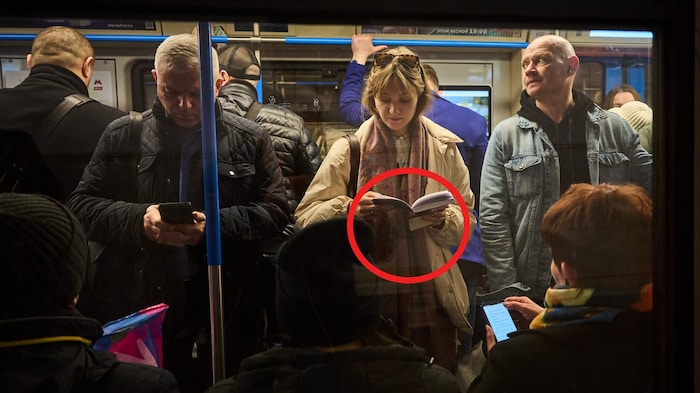 Während sich der Mann links noch mit seinem Handy herumärgert, macht die Frau rechts von ihm in ...