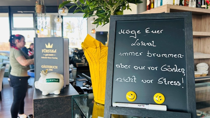 Das Lokal verfügt über 35 Sitzplätze innen und 28 draußen.