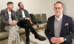 Festwochen-Intendant Milo Rau (links) mit seinem Anwalt im Wiener Landesgericht. Strache selbst ...