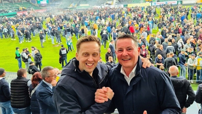 Roland Daxl mit dem heutigen Präsidenten Thomas Gahleitner (li.) bei Rieder Aufstiegsfeier.