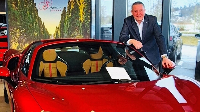Firmenchef Daxl mit einem verkauften Ferrari.