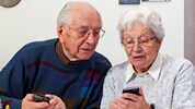 Gerade ältere Menschen tun sich oft schwer damit, sich in der digitalen Welt zurechtzufinden.