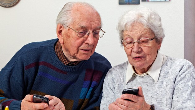 Gerade ältere Menschen tun sich oft schwer damit, sich in der digitalen Welt zurechtzufinden.