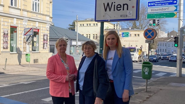 Andrea Kö, Gertrud Opitz und Marlene Zeidler-Beck (v. li.) an der Gemeinde- und Landesgrenze in ...