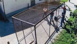 Dieser „Käfig“ wurde für eine „psychisch schwerst auffällige Insassin“ gebaut.