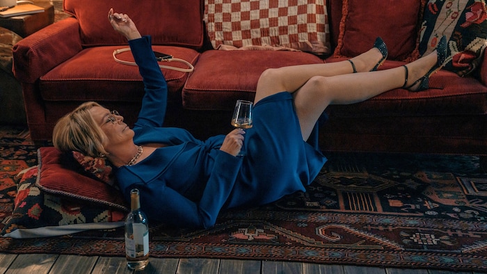 Jamie Lee Curtis spielt extrem übertrieben Scarpettas ältere Schwester, die die ganze Familie ...