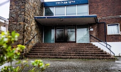 Vor der Synagoge in Rotterdam wurde Feuer gelegt.