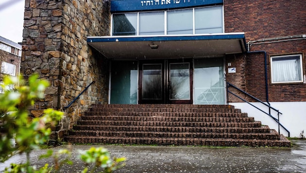 Vor der Synagoge in Rotterdam wurde Feuer gelegt.