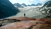 Hierzulande schrumpfen die Gletscher und sinken die Grundwasserspiegel.