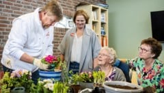 Der niederländische König Willem-Alexander (links) hilft am 13. März 2026 gemeinsam mit ...