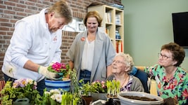 Der niederländische König Willem-Alexander (links) hilft am 13. März 2026 gemeinsam mit ...