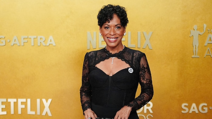 Liza Colón-Zayas war eine von vielen Darstellern, die den Button mit der Aufschrift „ICE OUT“ ...