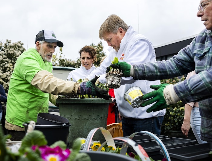 Willem-Alexander packt mit richtig mit an, um das Zentrum freundlich zu gestalten.