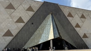Bernd Vasari Auf Größe und Wirkung gebaut: Das Museum in Kairo, das durch eine überdimensionale Pyramide ...