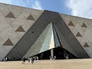 Auf Größe und Wirkung gebaut: Das Museum in Kairo, das durch eine überdimensionale Pyramide ...