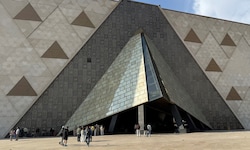 Auf Größe und Wirkung gebaut: Das Museum in Kairo, das durch eine überdimensionale Pyramide ...