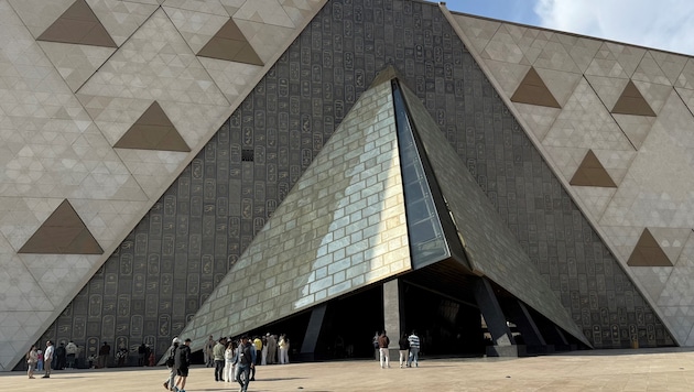 Auf Größe und Wirkung gebaut: Das Museum in Kairo, das durch eine überdimensionale Pyramide ...