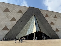 Auf Größe und Wirkung gebaut: Das Museum in Kairo, das durch eine überdimensionale Pyramide ...