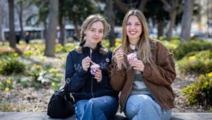 Eva und Lea nutzten den Saisonstart beim Tichy gleich für das erste Eis. 