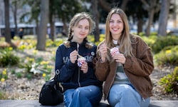 Eva und Lea nutzten den Saisonstart beim Tichy gleich für das erste Eis. 