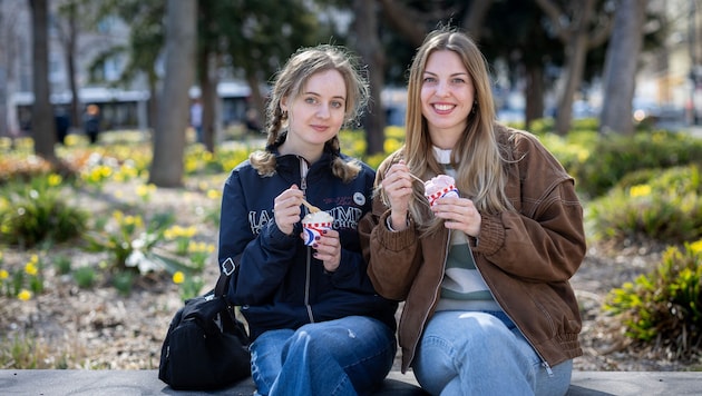 Eva und Lea nutzten den Saisonstart beim Tichy gleich für das erste Eis.