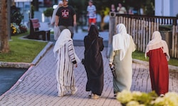 Verschleierte Frauen sind im Sommer kein seltenes Bild