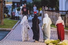 Verschleierte Frauen sind im Sommer kein seltenes Bild