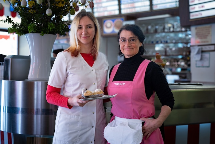 Juniorchefin Xenia Tichy und Servicekraft Anni Pomper