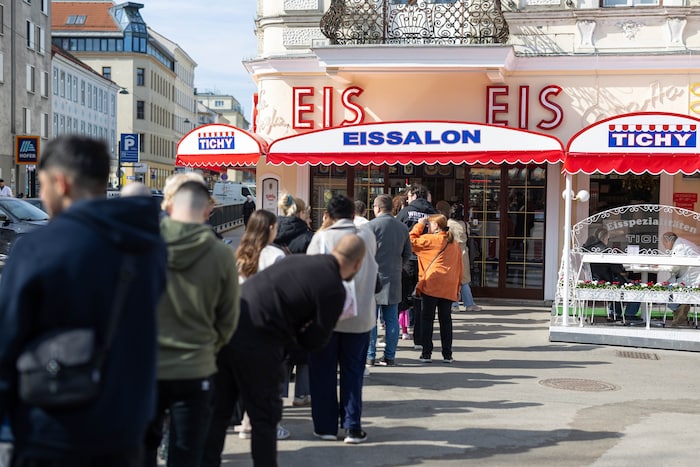 Beim Tichy standen schon Freitagvormittag viele Kunden Schlange.