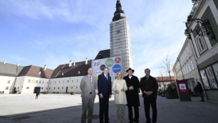 Domretter (v. li.): Herbert Klenk (Kuratorium), Bürgermeister Stadler, Mikl-Leitner, Bischof ...