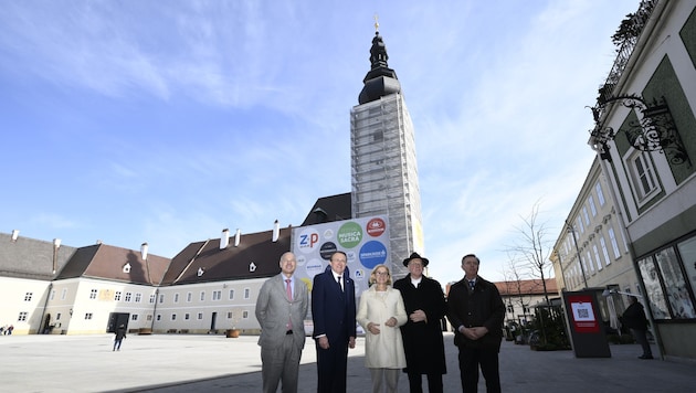 Domretter (v. li.): Herbert Klenk (Kuratorium), Bürgermeister Stadler, Mikl-Leitner, Bischof ...
