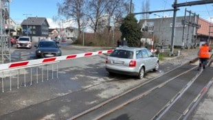 Die Polizei empfiehlt in solchen Fällen, die Bahnschranke zu durchfahren.  
