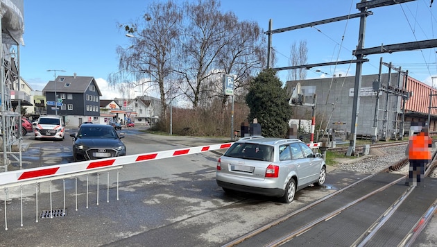 Die Polizei empfiehlt in solchen Fällen, die Bahnschranke zu durchfahren.