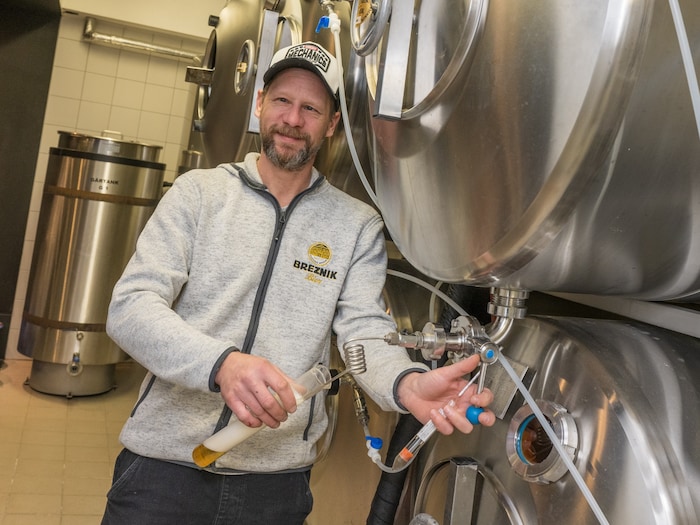 Michael Kolesnik braut den rötlichen edlen Tropfen in Bleiburg.