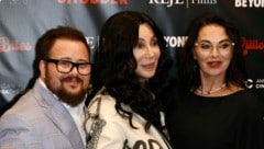 Von links: Schauspieler Chaz Bono, seine Mutter Musikerin Cher und Bonos frisch gebackene ...