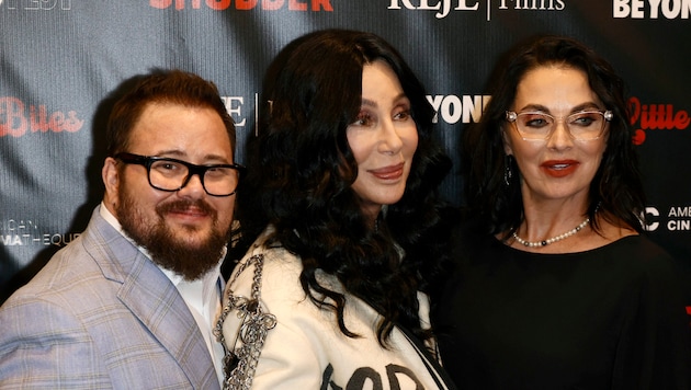 Von links: Schauspieler Chaz Bono, seine Mutter Musikerin Cher und Bonos frisch gebackene ...