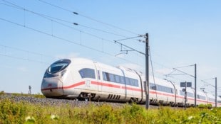 Wegen eines technischen Defekts ist ein ICE der Deutschen Bahn beim Bahnhof Tullnerfeld ...