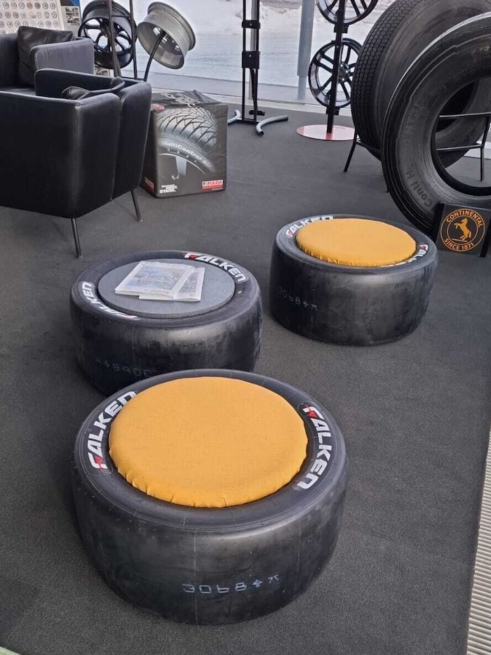 Hocker von „Race Reborn“