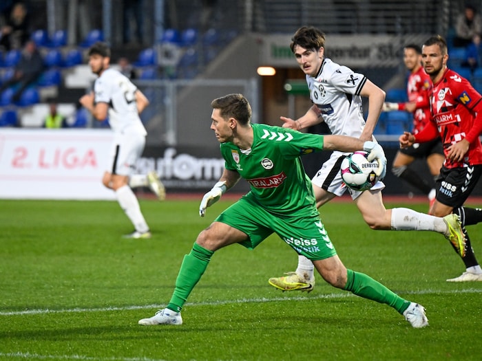 Jan Stefanon (hinter Admira-Goalie Jörg Siebenhandl) traf zum 1:3 für Bregenz.