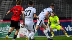 Admiras Aaron Schwarz (l.) erzielte zwei beinahe idente Tore.