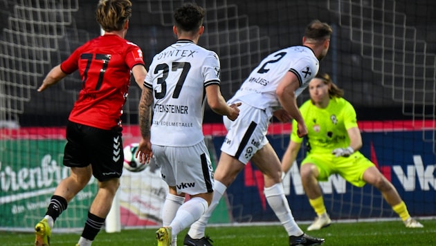 Admiras Aaron Schwarz (l.) erzielte zwei beinahe idente Tore.