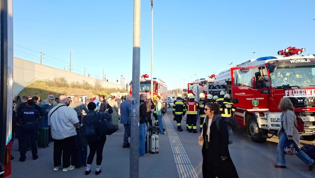 Wegen eines technischen Defekts ist ein ICE der Deutschen Bahn beim Bahnhof Tullnerfeld ...