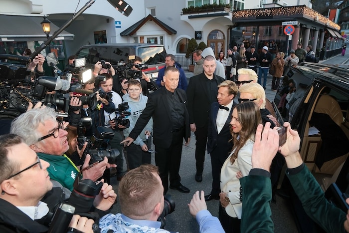 Riesenrummel um Heino und Brigitte Nielsen vor dem Kino in Kitzbühel.