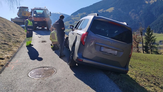 Der Wagen blieb mit dem Unterboden hängen.