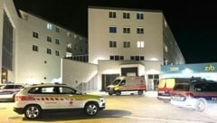 Mehrere Rettungs- und Polizeiautos fuhren beim ZiB vor.